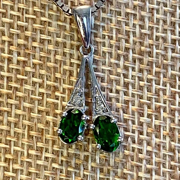 Chrome diopside enhancer